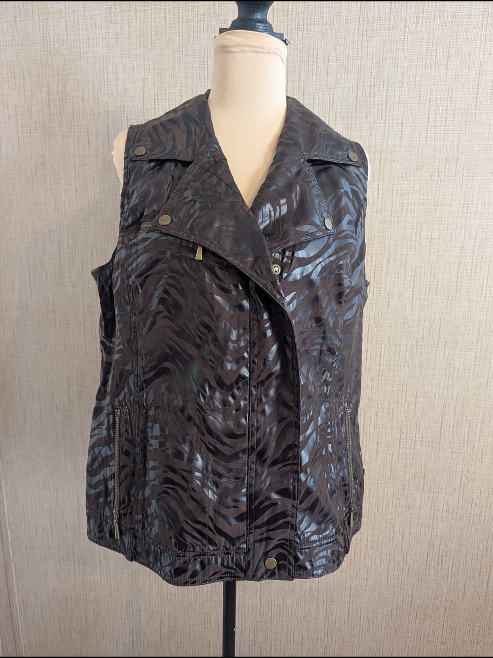 Sleek Animal-Print Sleeveless Vest in Brown